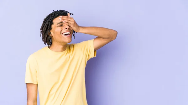 Der Junge Afrikanisch Amerikanische Rastamann Lacht Fröhlich Und Hält Die — Stockfoto