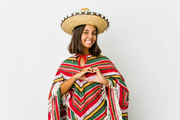 멕시코 여자가 배경에 고립되어 미소를 손으로 모양을 — 스톡 사진
