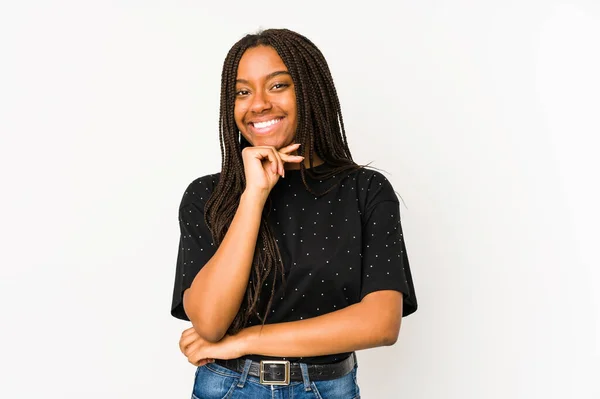 Joven Mujer Afroamericana Aislada Sobre Fondo Blanco Sonriendo Feliz Confiada — Foto de Stock