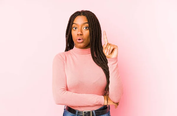 Fiatal Afro Amerikai Elszigetelt Rózsaszín Háttérrel Amelynek Néhány Nagy Ötlet — Stock Fotó