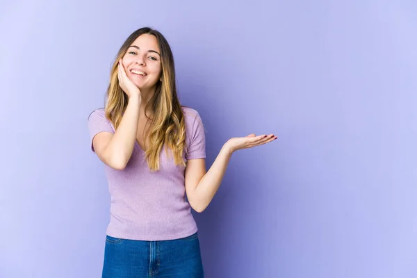 Mujer Joven Caucásica Aislada Sobre Fondo Púrpura Sostiene Espacio Copia — Foto de Stock