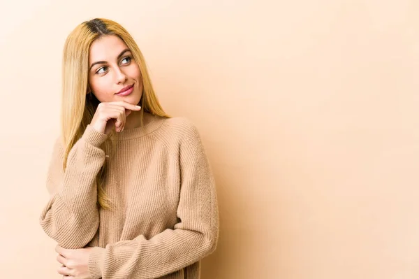 Young Blonde Caucasian Woman Looking Sideways Doubtful Skeptical Expression — Stock Photo, Image