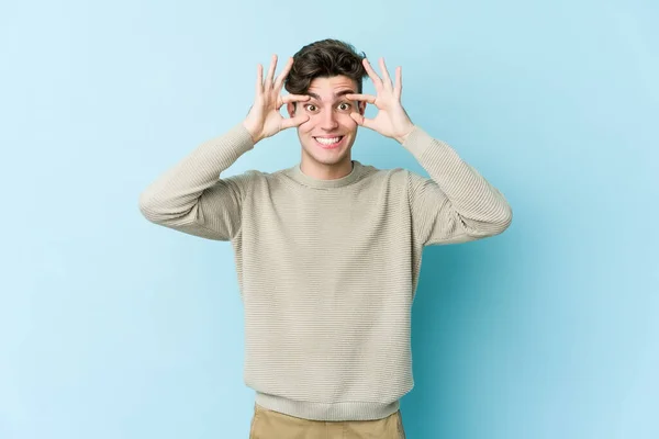 Jonge Blanke Man Geïsoleerd Blauwe Achtergrond Houden Ogen Geopend Een — Stockfoto