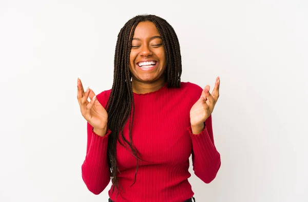 Młoda Afroamerykanka Często Wyizolowała Radosny Śmiech Koncepcja Szczęścia — Zdjęcie stockowe