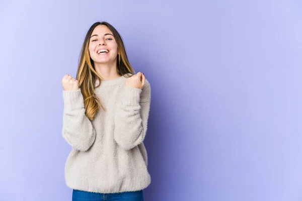 Jonge Blanke Vrouw Geïsoleerd Paarse Achtergrond Juichen Zorgeloos Opgewonden Overwinningsconcept — Stockfoto