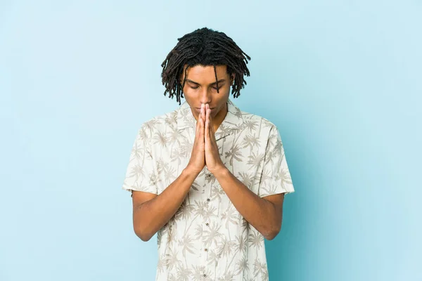 Jovem Africano Americano Rasta Homem Orando Mostrando Devoção Pessoa Religiosa — Fotografia de Stock