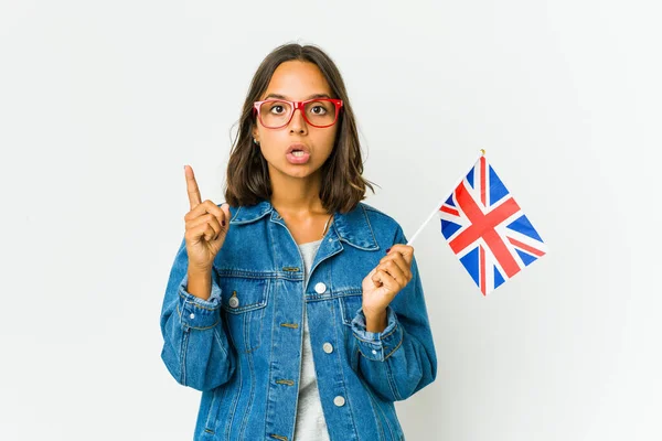 Mladá Latinská Žena Drží Anglickou Vlajku Izolované Bílém Pozadí Nápadem — Stock fotografie
