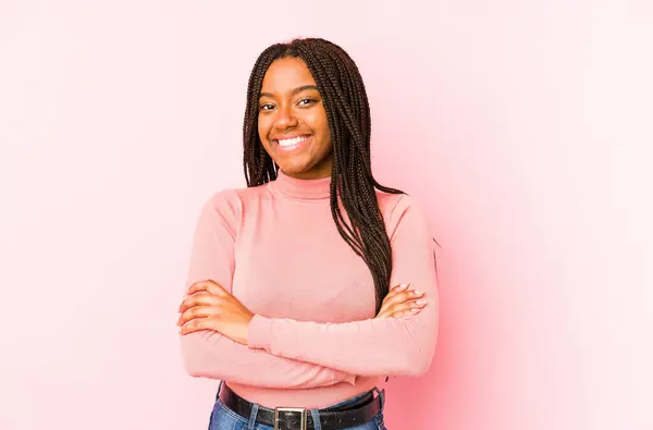 Jonge Afro Amerikaanse Vrouw Geïsoleerd Een Roze Achtergrond Die Zich — Stockfoto
