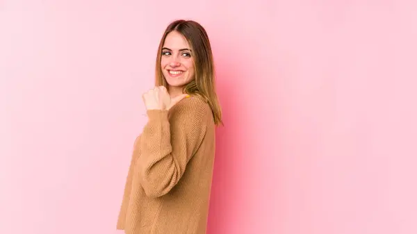 Mujer Caucásica Joven Aislada Puntos Fondo Rosa Con Dedo Pulgar — Foto de Stock