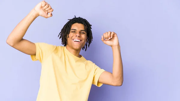 特別な日を祝う若いアフリカ系アメリカ人のラスタの男 ジャンプし エネルギーで腕を上げる — ストック写真