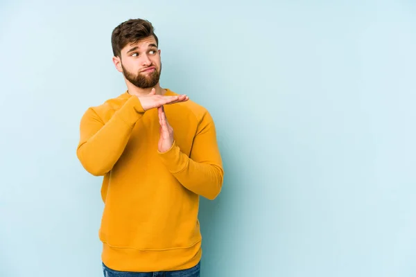 Jovem Caucasiano Isolado Fundo Azul Mostrando Gesto Tempo Limite — Fotografia de Stock