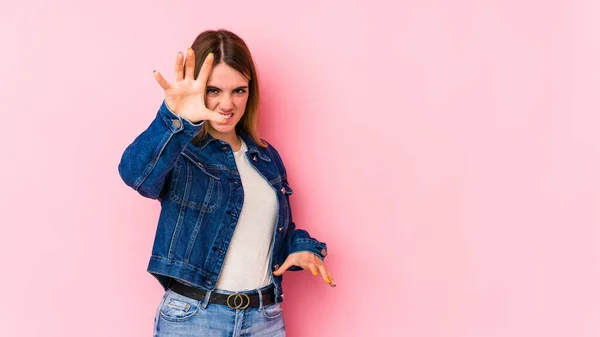 Jeune Femme Caucasienne Isolée Sur Fond Rose Montrant Des Griffes — Photo