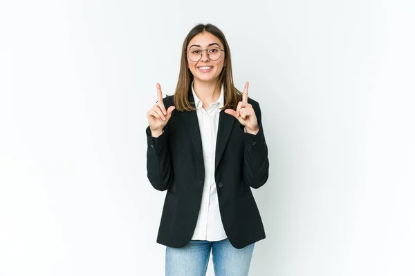 Νεαρή Καυκάσια Επιχειρηματίας Δείχνει Δύο Μπροστινά Δάχτυλα Επάνω Δείχνοντας Ένα — Φωτογραφία Αρχείου