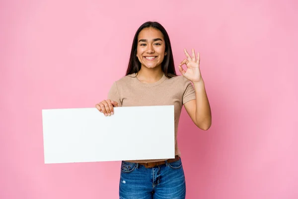 Junge Asiatische Frau Hält Ein Leeres Papier Für Weiße Etwas — Stockfoto