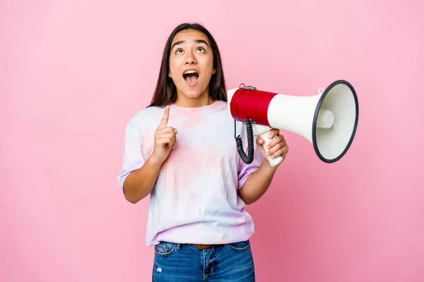 Jonge Aziatische Vrouw Het Houden Van Een Megafoon Geïsoleerd Roze — Stockfoto