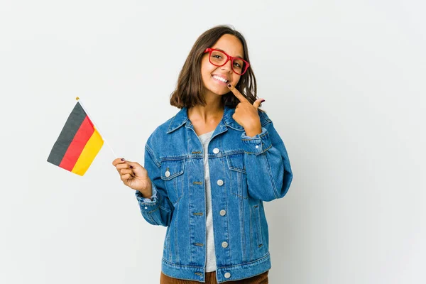 Молода Латина Тримає Німецький Прапор Ізольований Білому Фоні Посміхається Вказуючи — стокове фото