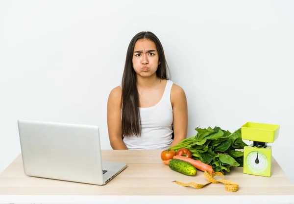 Fiatal Dietetikus Ázsiai Elszigetelt Fehér Háttér Fúj Arc Fáradt Kifejezés — Stock Fotó