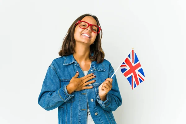 Młoda Latynoska Kobieta Trzymająca Angielską Flagę Białym Tle Śmieje Się — Zdjęcie stockowe