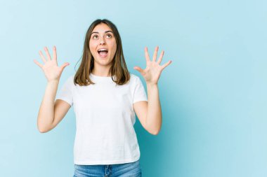 Kafkasyalı genç bir kadın gökyüzüne doğru bağırıyor, yukarı bakıyor, hayal kırıklığına uğramış..