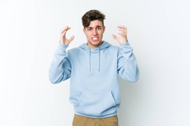 Beyaz arka planda izole edilmiş genç beyaz bir adam öfkeyle bağırıyor..