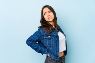 Genç, melez İspanyol kadın sırt ağrısı çekiyor..