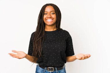 Beyaz arka planda izole edilmiş genç Afrikalı Amerikalı kadın hoş bir ifade sergiliyor..