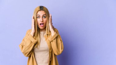 Genç sarışın beyaz kadın şaşırdı ve şok oldu..