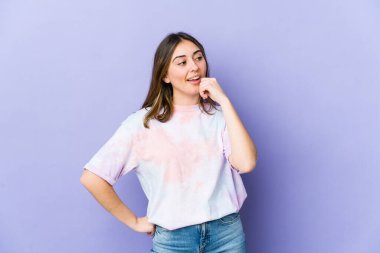 Kafkasyalı genç kadın rahatlamış fotokopi odasına bakan bir şey düşünüyor..