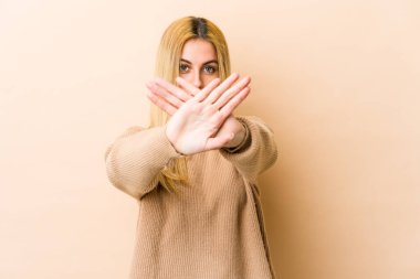 Sarışın, beyaz bir kadın inkar hareketi yapıyor.