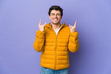 Genç havalı adam boynuzlarını bir devrim konsepti olarak gösteriyor..