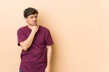 Genç soğukkanlı bir adam virüs veya enfeksiyon yüzünden boğaz ağrısı çekiyor..