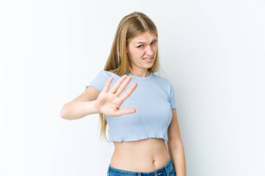 Beyaz arka planda izole edilmiş genç sarışın kadın tiksinti gösteren birini reddediyor..