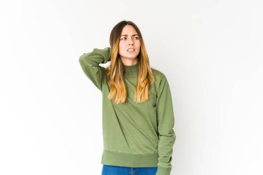 Beyaz arka planda izole edilmiş genç beyaz bir kadın sabit yaşam tarzından dolayı boyun ağrısı çekiyor..