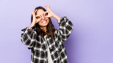 Genç, melez, İspanyol bir kadın izole edilmiş, gözlerinde işaret var.