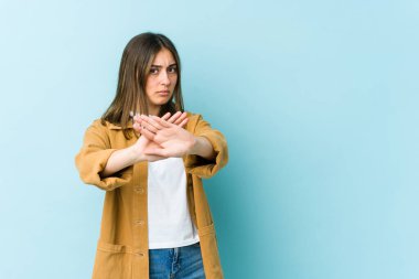 Beyaz bir kadın inkar jesti yapıyor.