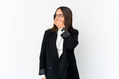 Genç melez iş kadını beyaz arka planda izole edilmiş düşünceli bir şekilde ağzını kapayan bir fotokopi odasına bakıyor..