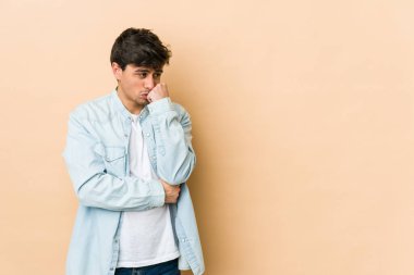 Kendini üzgün ve düşünceli hisseden genç, havalı bir adam, fotokopi alanına bakıyor..