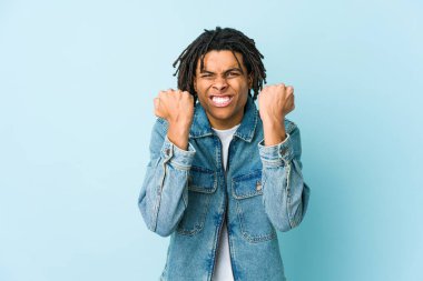 Kameraya yumruğunu gösteren kot ceket giyen genç siyahi bir adam, agresif yüz ifadesi..