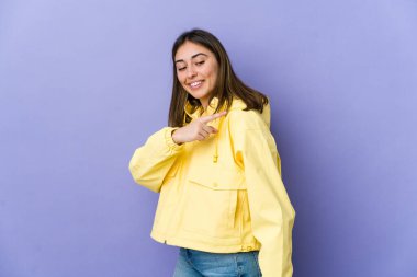 Genç beyaz kadın gülümseyen, neşeli ve keyifli bir şekilde yana bakıyor..