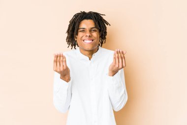 Genç Afrikalı Amerikalı Rasta adam parasız olduğunu gösteriyor..