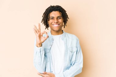 Genç Afro-Amerikan Rasta bir göz kırptı ve iyi bir el hareketi yaptı..