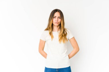 Beyaz arka planda soyutlanmış beyaz bir kadın üzgün, ciddi bir yüz, mutsuz ve hoşnutsuz..