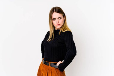 Beyaz arka planda soyutlanmış beyaz bir kadın gülümseyen, neşeli ve keyifli bir kenara bakıyor..