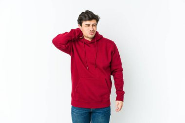 Genç, havalı bir adam başının arkasına dokunuyor, düşünüyor ve bir seçim yapıyor..