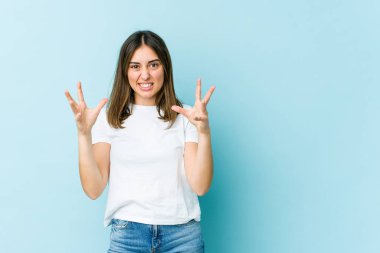 Genç beyaz kadın öfkeyle bağırıyor..