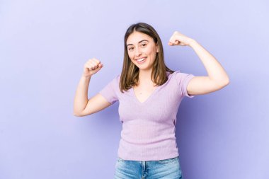 Kafkasyalı genç bir kadın özel bir günü kutluyor, atlıyor ve enerjiyle kollarını kaldırıyor..