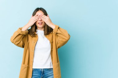 Genç beyaz kadın elleriyle gözlerini kapatmaktan korkuyor..