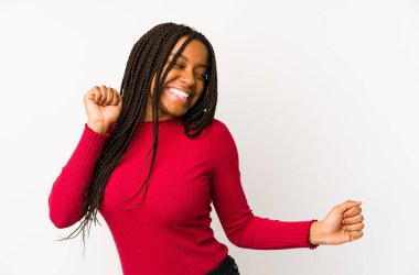 Genç Afrikalı Amerikalı kadın yalnız dans ediyor ve eğleniyor..