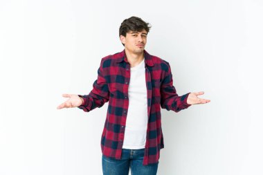 Genç, havalı bir adam sorgulama sırasında omuz silkiyor ve şüphe duyuyor..