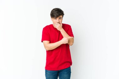 # Genç havalı adam yan tarafı gösteriyor #